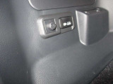 トランク内、左クォータ内張に1500W給電コンセントがあります!