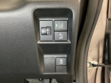 ハンドルの右側にはヘットライトリベライザーとHondaセンシング用のメインスイッチがついています。ヘッドライトリベライザーは道路状況や積荷の加重に応じてライトの高さを調節できます。
