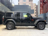ホイールアーチが台形なのはJeepのみのデザインになり、ここを見てもJeepとすぐ分かります!