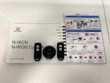 【エンジンスターター】離れた場所からエンジン始動が可能で、夏冬共に乗車前から快適な車内温度でお乗りいただけます。