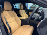 Ultra専用パーフォレーテッドナッパレザーシートは運転席助手席ともマッサージ機能や、シートヒーターベンチレーションといった便利な機能がご利用いただけます。