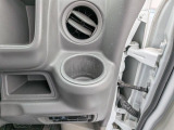 運転席のドリンクホルダーです。