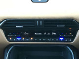 【フルオートエアコン】運転席と助手席の温度調整がそれぞれ出来るフルオートエアコン装備です。これなら暑がりなご主人、寒がりな奥様が同乗されても問題ないですね。