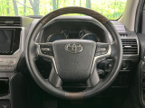 【ウッドコンビステアリング】高級感ある木目調パーツを採用した手に良く馴染むコンビハンドル。運転席廻りの雰囲気も一気に豪華になります!