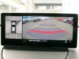 クルマの前後左右に備えたカメラを活用し、トップビュー・フロントビュー・リアビュー・左右サイドビューの映像をセンターディスプレイに表示し、確認しづらいエリアの安全確認をサポート!