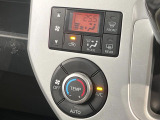 【オートエアコン】一度お好みの温度に設定すれば、車内の温度を検知し風量や温度を自動で調整。暑い&hellip;寒い&hellip;と何度もスイッチ操作をする必要はありません。快適な車内空間には必須の機能ですね♪