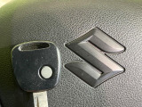 【キーレス】少し離れた場所からでもボタン一つでドアの開錠・施錠ができるのでとっても便利!ドアの鍵穴周りに傷をつけることもありません♪