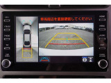 【パノラミックビューモニター】 後退時に車両の後ろ側を表示するだけでなく上から見たような映像で車庫入れなどバックする際に安心です。