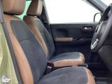 座面も厚みがあり背もたれも高く、広い足元にゆったり座れるシートです。運転席と助手席の間が空いている為、助手席側への移動がスムーズです。交通量の多い道でも助手席側から乗り降りができます。