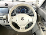 インテリアに合わせたデザインのステアリングは、運転される方のことも考え、運転しやすい形状、大きさです。是非一度、実際に触ってお確かめください。