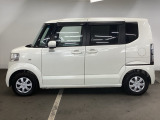 狭い駐車場でも、スライドドアならチャイルドシートへのお子さまの乗降や荷物の積載もスムーズ。とても便利な【助手席側。電動スライドドア】ドアハンドを少し引くだけでリアドアが自動開閉します。