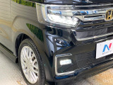 【LEDヘッドライト】悪天候や夜間走行時も良好な視界を確保し安心して運転できる高輝度LEDヘッドライトを装備!点灯速度が早く、消費電力も抑えられています。