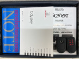 スマートキーは鍵をバッグに入れたままでもドアロックの開閉やエンジンのON・OFFができます。夜間や雨の日も鍵を探さなくて良いので便利です。