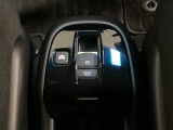 電子制御パーキングブレーキがあります。スイッチひとつで、停車した地点の傾斜などをシステムが検知・判断してブレーキ力を自動的に最適制御し、しっかり停車できるパーキングシステムです。