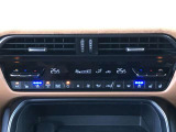 【フルオートエアコン】運転席と助手席の温度調整がそれぞれ出来るフルオートエアコン装備です。これなら暑がりなご主人、寒がりな奥様が同乗されても問題ないですね。