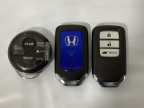 スマートキーを装備しています。鍵を差し込むことなくドアロックの開け閉めと、電動テールゲートのボタンもついているのでトランクも開けられます。スペアキーも同じものを用意しております。