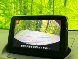 【バックカメラ】駐車時に後方がリアルタイム映像で確認できます。大型商業施設や立体駐車場での駐車時や、夜間のバック時に大活躍!運転スキルに関わらず、今や必須となった装備のひとつです!