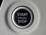 【プッシュスタート】キーが車内にあれば、エンジンの始動・停止はブレーキを踏んでスイッチを押すだけ!キーを取り出す手間を省き、ワンプッシュで操作するので簡単でスムーズ!