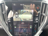 【マルチテレインモニター】車のフロントやサイドのカメラ画像を同時にモニター表示することで、悪路や狭い道を走行時でも周囲の状況確認ができ安心!本格SUVにうれしい装備です♪