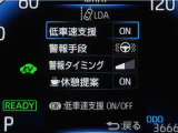 レーンディパーチャーアラートとは車線、又は走路からの逸脱の可能性を警告すると共に、車線、又は走路からの逸脱を避けるためのハンドル操作の一部を支援する機能です。詳細は販売店スタッフまでお尋ね下さい。