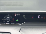 シンプルで見やすいメーターデザインです!左側の情報モニターで車両状態がすぐに確認できます!
