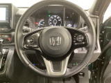 ハンドルにHondaセンシング系のクルーズコントロールやレーンキープアシストなどのスイッチと、オーディオの操作スイッチが装備されています。ハンドルから手を離さず安全に操作できます。