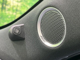 【BOSEサウンドシステム】メーカーオプションの高品位サウンドシステムを搭載。専用のチューニングが施された大小様々なスピーカーから良質なサウンドが奏でられ、臨場感あふれる音響空間を演出します。