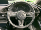 インテリアに合わせたデザインのステアリングは、運転される方のことも考え、運転しやすい形状、大きさです。是非一度、実際に触ってお確かめください。