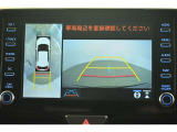 パノラミックビューモニター付きです。車両を上から見たような映像をディスプレイオーディオ画面に表示。運転席からの目視だけでは見にくい、車両周辺の状況をリアルタイムでしっかり確認できます。
