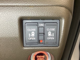 リアドアは乗り降りに便利な両側電動スライドドアです。また運転席に座っていながらスイッチ操作で自在にスライドドアを開け閉めできます。