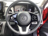 Hondaセンシング搭載ミリ波レーダーと単眼カメラで、クルマの前方の状況を認識。ブレーキやステアリングの制御技術と協調し、安心・快適な運転や事故回避を支援する先のシステムです
