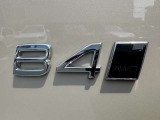 B4モデルはエンジンスタートが非常に静か。かつ発進時にもスターターモーターによるアシストがかかり滑らかで力強い走り心地です。プレミアムモデルにより相応しい仕上がりとなりました。