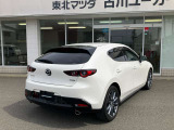 【ブラインド・スポット・モニタリング】隣車線を後方もしくは側方から接近する車両を検知してドアミラーに表示。その状態でのウインカー操作の際には警報音で危険をお知らせ。駐車場からバックで出庫の際にも活躍