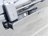 【キーレスエントリー】バッグやポケットからキーを取り出すことなく車にアクセスして、ロックとアラームを設定できます。 毎日の利便性をさらに高める機能です。