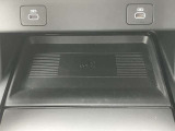 【ワイヤレスデバイスチャージング】スマートフォンなどの対応デバイスを置くだけで充電できるワイヤレスデバイスチャージングが搭載されています。車内のコンソール周りをすっきりと保つことができます。