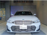 エンジェルアイ、イカリングと呼ばれるBMWのライトの正式名称は「コロナリング」です。一目でBMWとわかる伝統のデザインです。