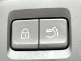 【パワーバックドア】スマートキーや運転席のボタンを押すだけでリアゲートが自動で開閉します!荷物を持っている時や、高い位置にあるバックドアを閉める際に便利な機能です♪