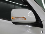 サイドターンランプ付きドアミラー。車両のドレスアップと右左折時の被視認性を兼ね備えたお洒落なミラーです。