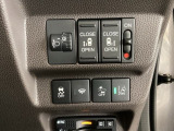 両側電動スライドドアは運転席から操作ができるよう、操作スイッチが付いています。Hondaセンシング用のVSA(ABS+TCS+横滑り抑制)解除と路外逸脱抑制機能などのスイッチがあります。