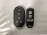 スマートキー付きですからドアロックの開閉およびエンジンスタートが楽々です。電動スライドドアの開け閉めもボタンで操作できます。加えて、純正リモコンエンジンスターター用の操作キーもついています。