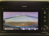 【バックカメラ】運転が苦手な方も車庫入れラクラクです!ギアをリバースに入れれば自動的に切り換わりますので、面倒な操作は不要です♪狭い駐車場もお車を傷つけず安心ですね!