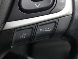 レーダークルーズコントロール(全車速追従機能付)が装着され、ミリ波レーダーと単眼カメラで先行車を認識し、車速に応じた車間距離を保ちながら追従走行を支援します。