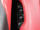 パワーシートを採用し、スイッチひとつで最適なシートポジションへの調節が可能です。