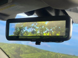 【スマートリヤビューミラー】後席の大きな荷物や同乗者で後方が確認しづらい時でも安心!カメラが撮影した車両後方の映像をルームミラー内に表示。クリアな視界で状況の確認が可能です!