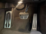 【ペダル】BMWはオルガン式アクセルペダルを採用しています。踏み込む足とペダルが同じ軌跡を描くため、かかとがずれにくく、アクセルコントロールがよりしやすくなるメリットがあります。