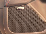 BOSEサウンドシステムを搭載。「良い音を出す」ではなく、その車種のごとに特徴を計算(車種専用設計)し、「反響音」を作り出すことによってどの座席でも自分中心で音が聴こえ、「心地よい空間」を作り出します。