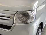 LEDヘッドライトは、点灯の瞬間から最大光量を発揮し、突然暗くなるトンネルなどでの安定感を高めます。