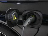 専用コードを接続するだけで簡単に充電が行えます。プラグインハイブリッドモデルは、走行中の充電のほか、自宅などに設置された充電機器からの充電が可能です。
