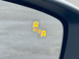 【ブラインドスポットモニタリング】走行中、ドアミラーの死角になりやすい箇所に後続車が接近するとサイドミラー付近に警告を表示、ドライバーに注意喚起をしてくれます。