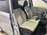 【運転席・助手席転席】運転席の足もともゆったりで長距離ドライブでも快適に★